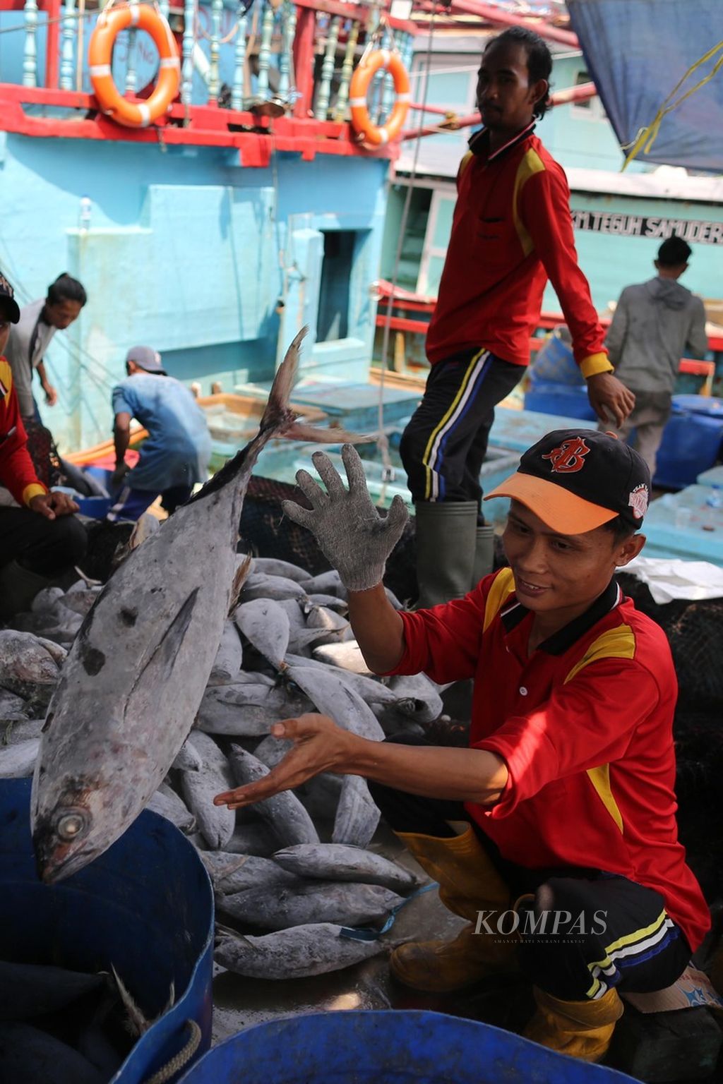 Buruh membongkar ikan yang baru dikeluarkan dari lambung kapal dan memilahnya berdasarkan ukuran di Pelabuhan Perikanan Samudera Nizam Zachman, Muara Baru, Jakarta Utara, Rabu (18/5/2022).