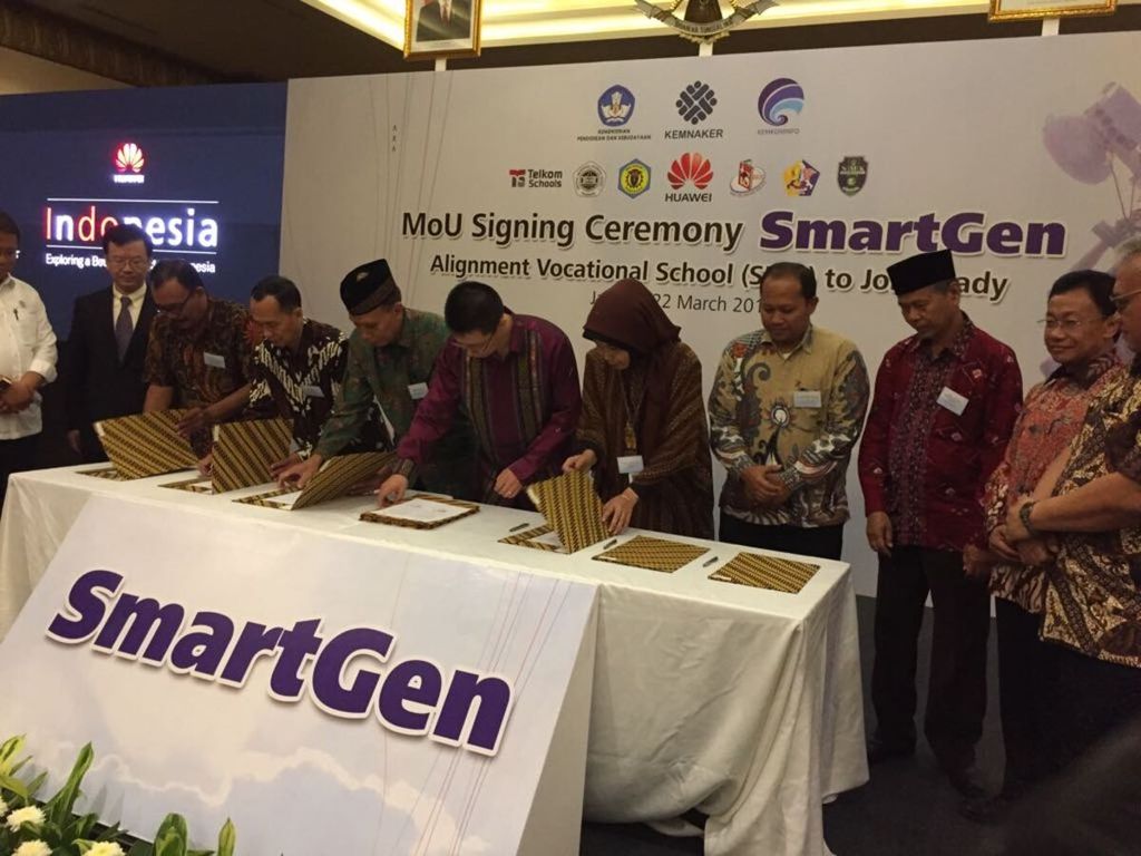 Penandatanganan nota kesepahaman 12 SMK bidang teknologi informasi dan komunikasi dengan Huawei Indonesia untuk meningkatkan pendidikan SMK yang selaras dengan industri.