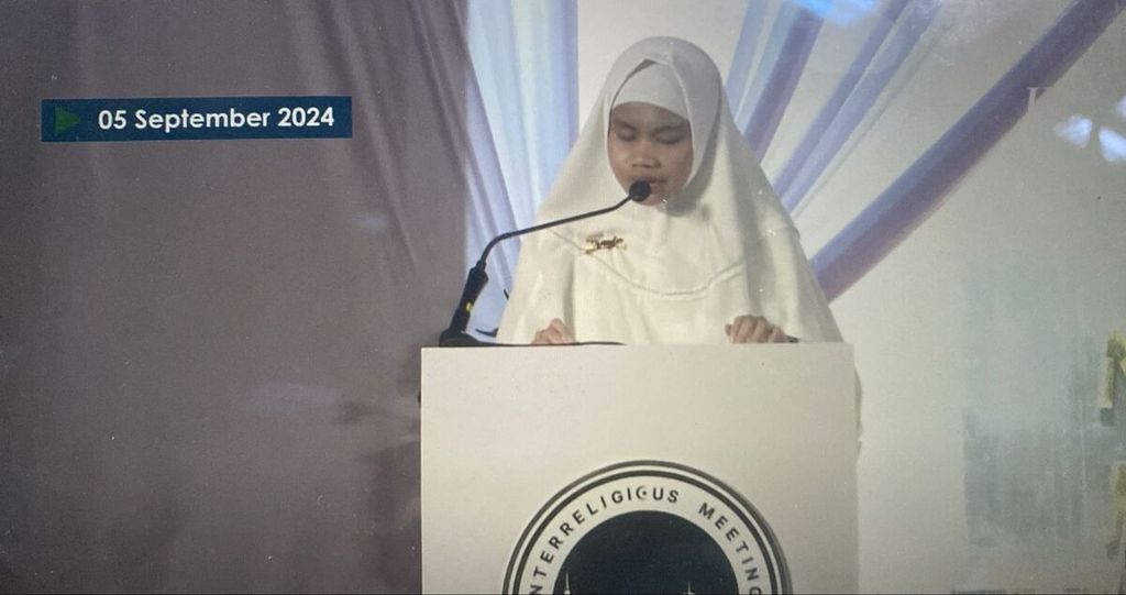 Tangkapan layar saat Nur Syahwa Syakhila (16), seorang hafizah Al Quran tunanetra, tampil dalam acara kunjungan Pemimpin Tertinggi Gereja Katolik Paus Fransiskus di Masjid Istiqlal, Jakarta, Kamis (5/9/2024).