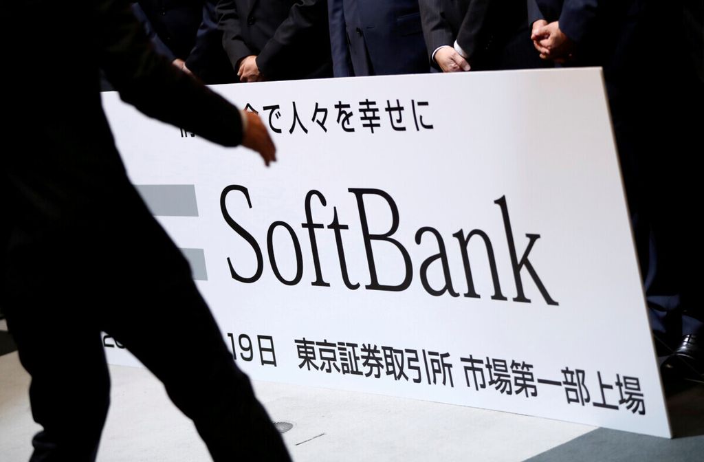 Plakat SoftBank Corp disiapkan dalam upacara untuk menandai debut perusahaan tersebut di Bursa Efek Tokyo, Tokyo, Jepang, 19 Desember 2018. 