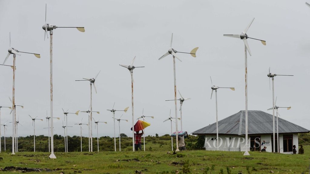 Deretan kincir angin pembangkit listrik tenaga bayu (PLTB) menghiasi puncak bukit di Dusun Tanarara, Desa Maubokul, Kecamatan Pandawai, Sumba Timur, Nusa Tenggara Timur, Rabu (3/2/2021). 