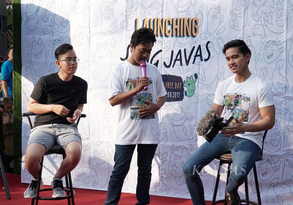 President Joko Widodo's son, Gibran Rakabuming Raka, and Kaesang Pengarep (right) were seen at the launch event of Sang Javas t-shirt product in Solo, Central Java on Sunday morning (27/8/2017). Kaesang has started to venture into the oblong t-shirt business by launching the brand Sang Javas.