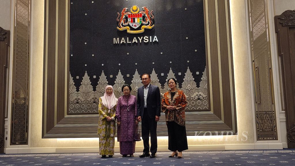 Presiden RI ke-5 Megawati Soekarnoputri bersama putrinya, Puan Maharani, berfoto bersama Perdana Menteri Malaysia Anwar Ibrahim beserta istri, Wan Azizah, seusai melakukan pertemuan di rumah dinas PM Malaysia, Putrajaya, Selasa (3/10/2023).