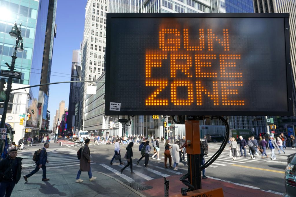Papan reklame di sudut 42nd Street dan 6th Avenue menyebutkan Times Square sebagai zona bebas senjata, 11 Oktober 2022, di New York, Amerika Serikat.