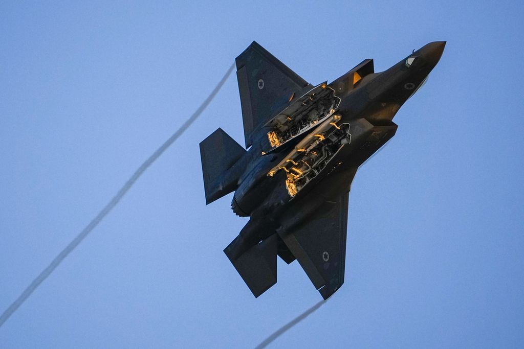 Jet tempur F-35 milik Angkatan Udara Israel berakrobat di udara di sela-sela pengukuhan pilot tempur baru di Pangkalan Udara Militer Hatzerim, Beersheba, Israel, Kamis (29/6/2023). 