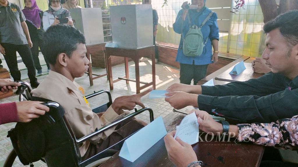 Pelajar difabel mengikuti simulasi pencoblosan yang dilakukan KPU Kota Magelang di SLB Negeri Kota Magelang, Kamis (10/8/2023).