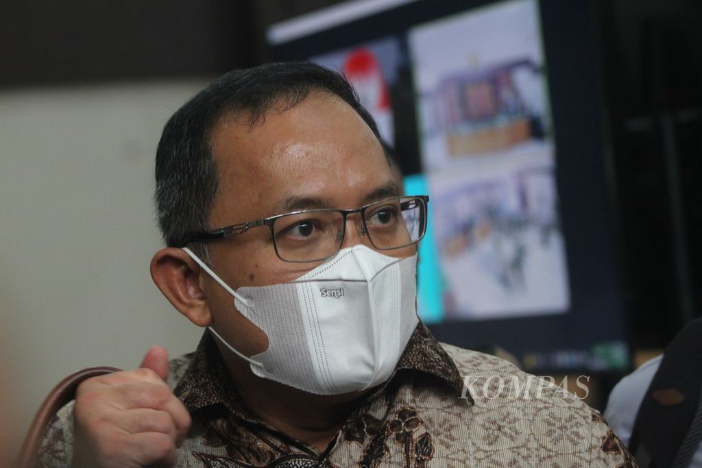 Bekas Bupati Musi Banyuasin Dodi Reza Alex Noerdin seusai mengikuti sidang di Pengadilan Tindak Pidana Korupsi Palembang, Senin (6/6/2022). Dia membantah telah menerima suap dari rekanan sepanjang menjabat sebagai bupati.