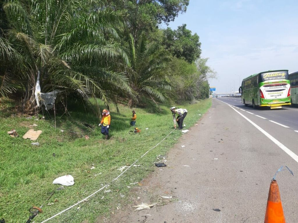 Petugas Polres Karawang memeriksa lokasi kejadian kecelakaan tunggal di ruas Tol Cikampek, Karawang, Jawa Barat, Senin (12/10/2020). Tiga orang tewas dalam peristiwa tersebut.