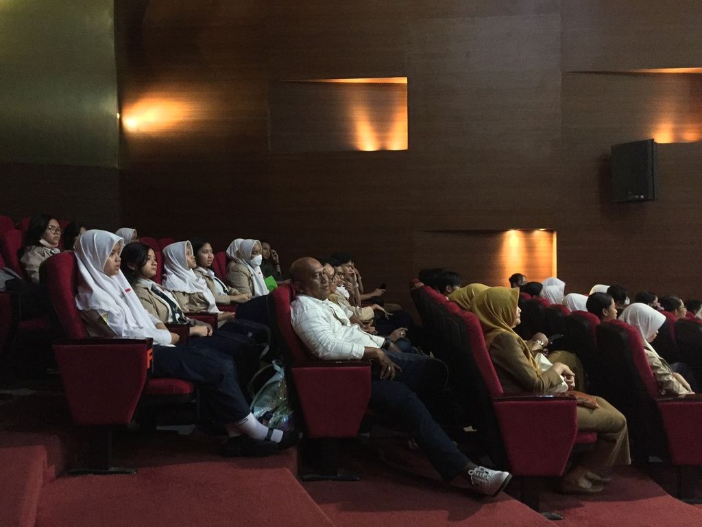 Kalangan pelajar SLTP didampingi guru menghadiri Forum Group Discussion oleh Serikat Media Siber Indonesia (SMSI) di Balai Budaya Surabaya, Selasa (28/11/2023). Acara tentang mengingatkan para pelajar untuk bersiap terlibat dan menjadi pemimpin saat Indonesia Emas 2045.
