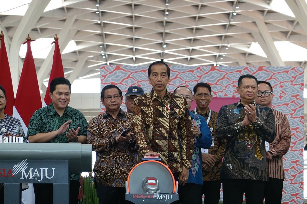 Presiden Joko Widodo meresmikan Kereta Cepat Jakarta-Bandung atau KCJB. Kali ini, Presiden Jokowi juga kembali menjajal kereta cepat yang kini dikenal dengan nama Whoosh ini pergi pulang dari Jakarta menuju Bandung, Senin (2/10/2023).