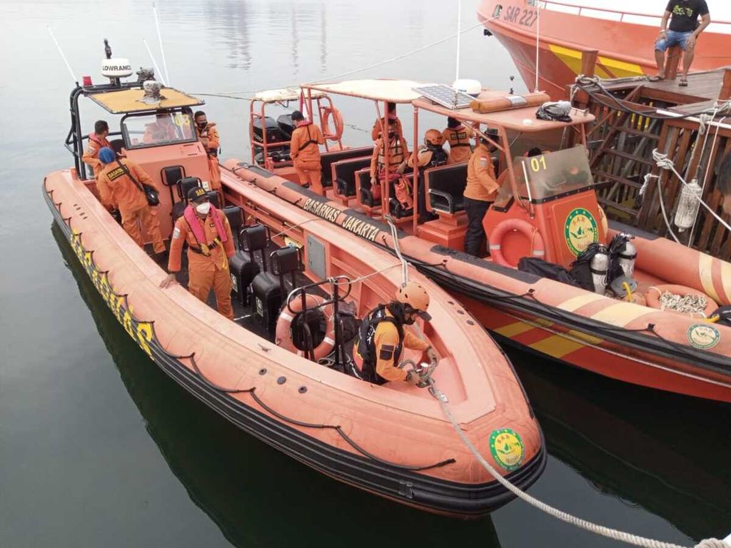 Tim SAR gabungan melanjutkan pencairan tiga korban hilang terbaliknya Kapal Motor Elang Laut di perairan sekitar Pulau Damar, Kepulauan Seribu, Jakarta, Kamis (15/9/2021).