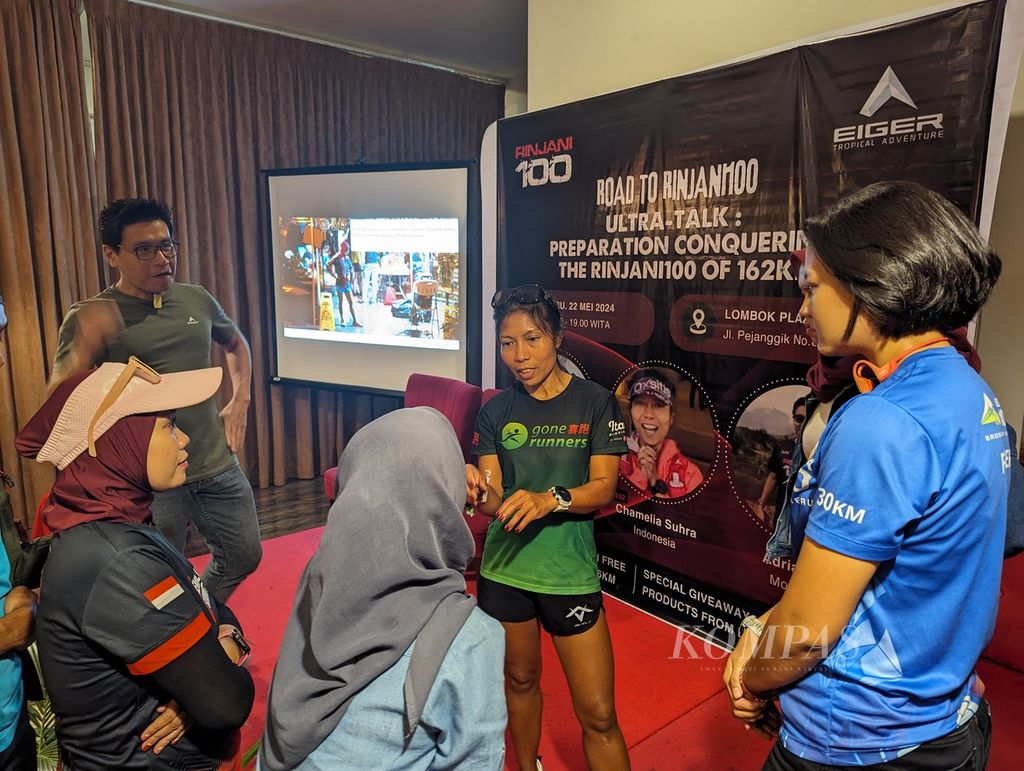 Chamelia Suhra (front) chatting with participants after the Road to Rinjani 100 Ultra-Talk event: Preparation Conquering the Rinjani 100 of 162 Km at Lombok Plaza, Mataram, West Nusa Tenggara, on Thursday (23/5/2024). Chamelia, who holds Indonesian citizenship and currently resides in Hong Kong, will participate in the 162-kilometer category of the Rinjani 100 ultra event, which will take place on 24-26 May 2024.