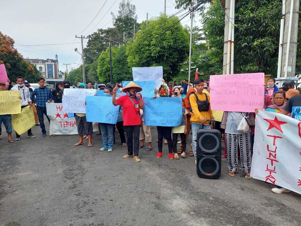 Masyarakat berunjuk rasa di Kantor Wali Kota Pematang Siantar dan Kantor DPRD, menolak penertiban lahan PT Perkebunan Nusantara III yang sudah 18 tahun mereka garap, di Pematang Siantar, Sumatera Utara, Senin (28/11/2022).