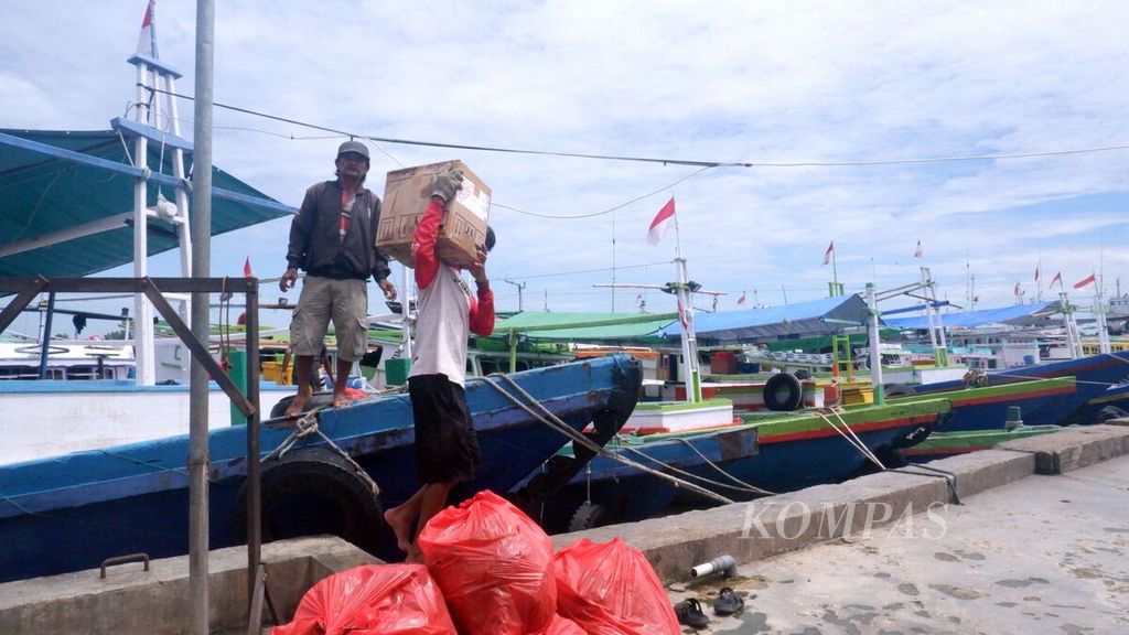 Kegiatan bongkar muat kapal nelayan saat bersandar di Pelabuhan Perikanan Banjarmasin, Kalimantan Selatan, Rabu (7/9/2022). Kenaikan harga solar subsidi dari Rp 5.150 menjadi Rp 6.800 per liter membuat biaya operasional kapal nelayan membengkak. 