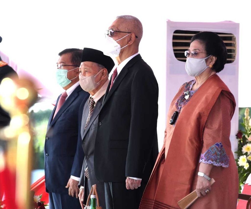 Presiden kelima RI Megawati Soekarnoputri hadir di peringatan Hari Bhayangkara Ke-76 di Semarang, Selasa (5/7/2022). Wapres ketujuh RI Try Sutrisno (kedua dari kanan), Wapres kesembilan RI Hamzah Haz (kedua dari kiri), serta Wapres kesepuluh dan keduabelas Jusuf Kalla juga hadir (paling kiri).