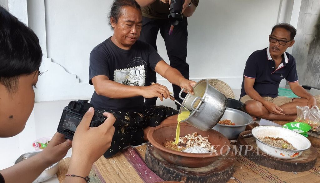Tim ekspedisi Pusaka Rasa Nusantara mendokumentasikan cara membuat lawar, makanan khas dari Bali, ketika berada di Desa Paksebali, Kecamatan Dawan, Kabupaten Klungkung, Bali, Kamis (30/6/2022).
