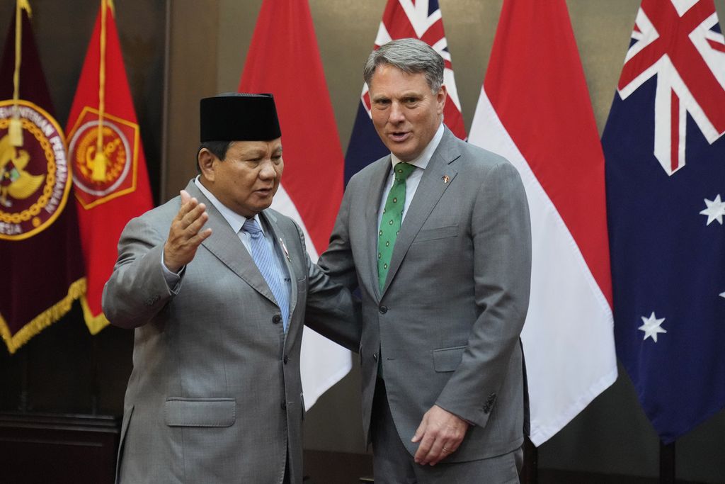 Wakil Perdana Menteri dan Menteri Pertahanan Australia Richard Marles (kanan) bertemu dengan Menhan RI Prabowo Subianto dalam kunjungan ke Jakarta, Senin (5/6/2023). 