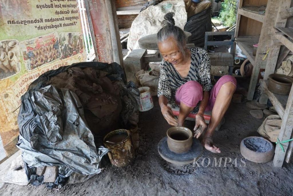 Warga lansia di Desa Karanganyar di Kecamatan Borobudur, Kabupaten Magelang, Jawa Tengah, masih aktif membuat gerabah, seperti terlihat beberapa waktu lalu. Pemerintah Kota Magelang saat ini berupaya menggerakkan warga lansia untuk menekuni usaha produktif serupa.