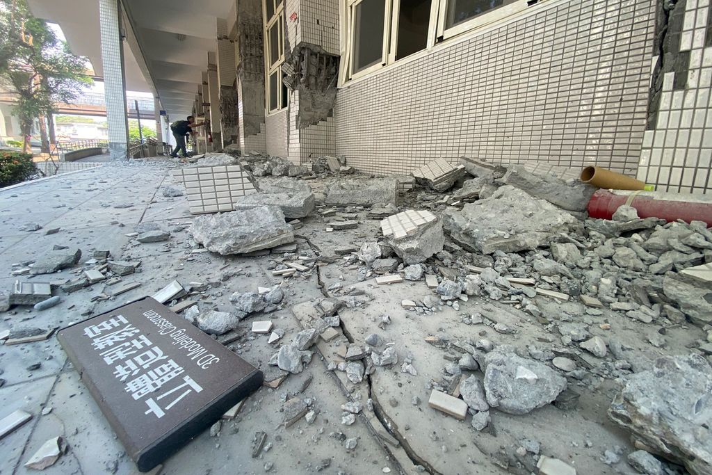 The damage is visible at the National Hualien Girls' Senior High School in Hualien after a strong earthquake struck the eastern part of Taiwan one day earlier, on Thursday (4/4/2024). Taiwan's rescue team is continuing to work to reach a number of people trapped in several locations.