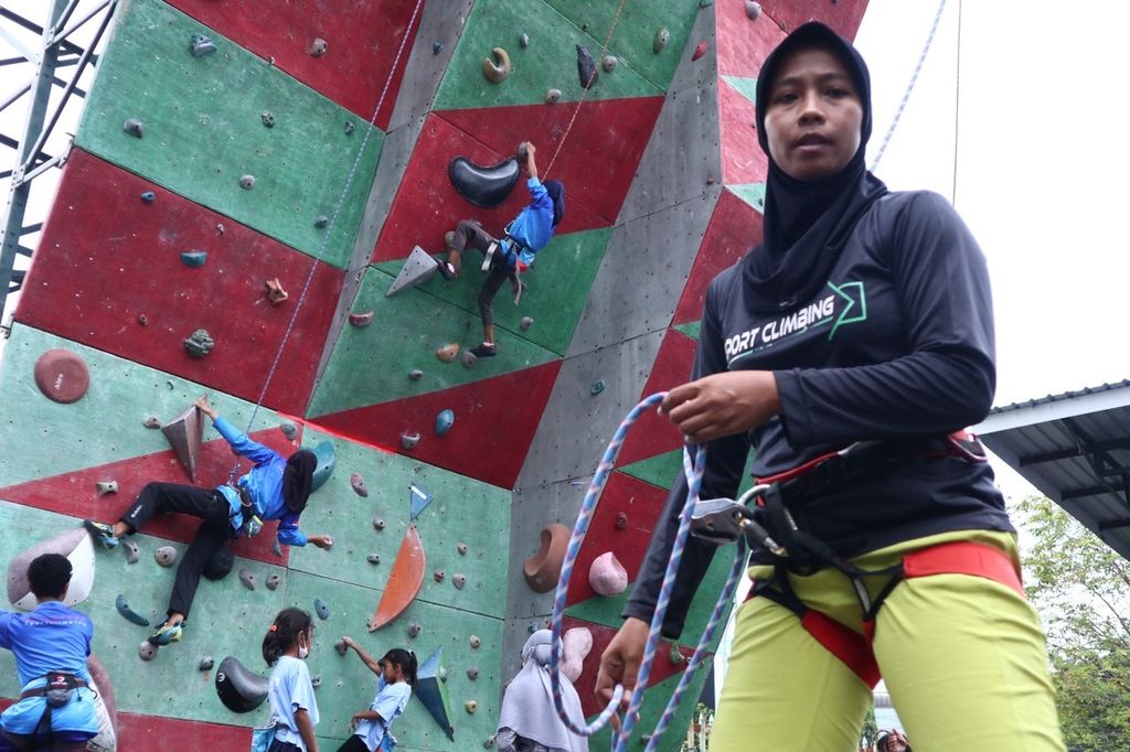 Fitriyani dan anak-anak Nusantara Sport Climbing.