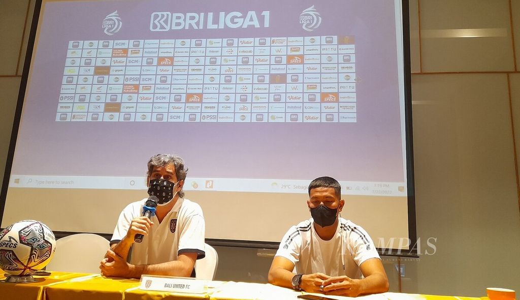 Pelatih Bali United Alessandro Stefano Cugurra Rodrigues (kiri) bersama pemain Bali United, Jajang Mulyana (kanan), dalam jumpa pers menjelang pertandingan Liga 1 2022/2023 antara Bali United dan Persija Jakarta di Kuta, Badung, Jumat (22/7/2022).