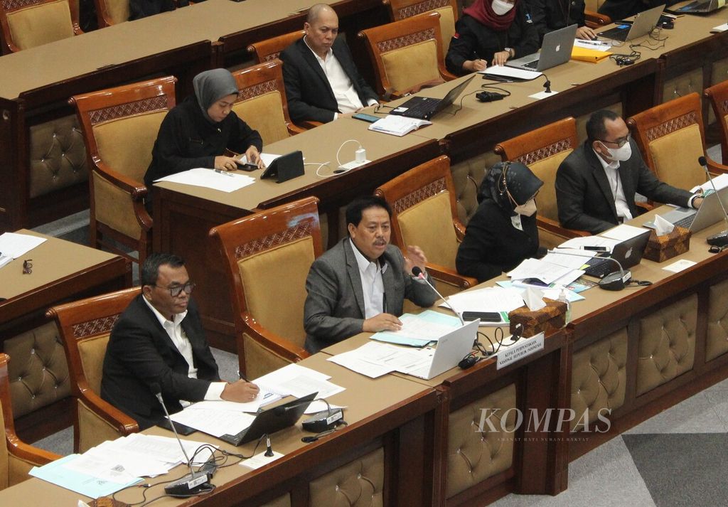 Kepala Perpustakaan Nasional Muhammad Syarif Bando (depan, kedua kiri) menghadiri Rapat Dengar Pendapat Komisi X DPR dengan Perpusnas di Jakarta, Selasa (4/4/2023).