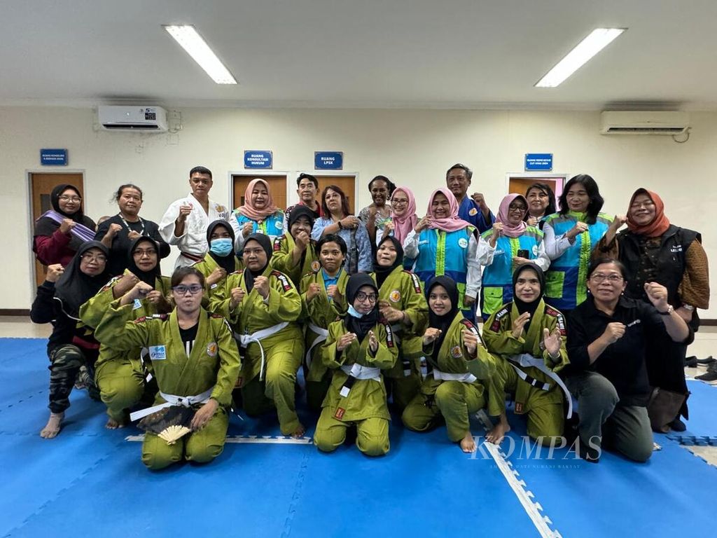 Sejumlah ibu pengemudi ojol di Kota Surabaya yang tengah berlatih bela diri jujitsu menyambut tim Child Friendly City Initiative (CFCI) Unicef yang dipimpin Shema Sen Gupta, Director Child Protection Section Unicef Headquarter New York, di UPT PPA Jatim, Rabu (27/3/2024) siang. 