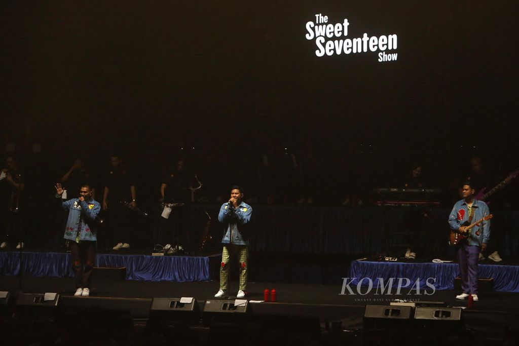 Aksi panggung grup musik RAN saat menggelar konser tunggal bertajuk The Sweet Seventeen Show di Gelanggang Basket, Senayan, Jakarta, Rabu (20/12/2023). 