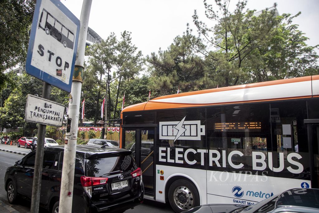 Bus listrik Transjakarta melintas di Jalan Bulungan, Jakarta Selatan, Selasa (22/8/2023). PT Transportasi Jakarta akan mengubah busnya yang bermesin diesel menjadi bus listrik (retrofit) mulai 2024.  