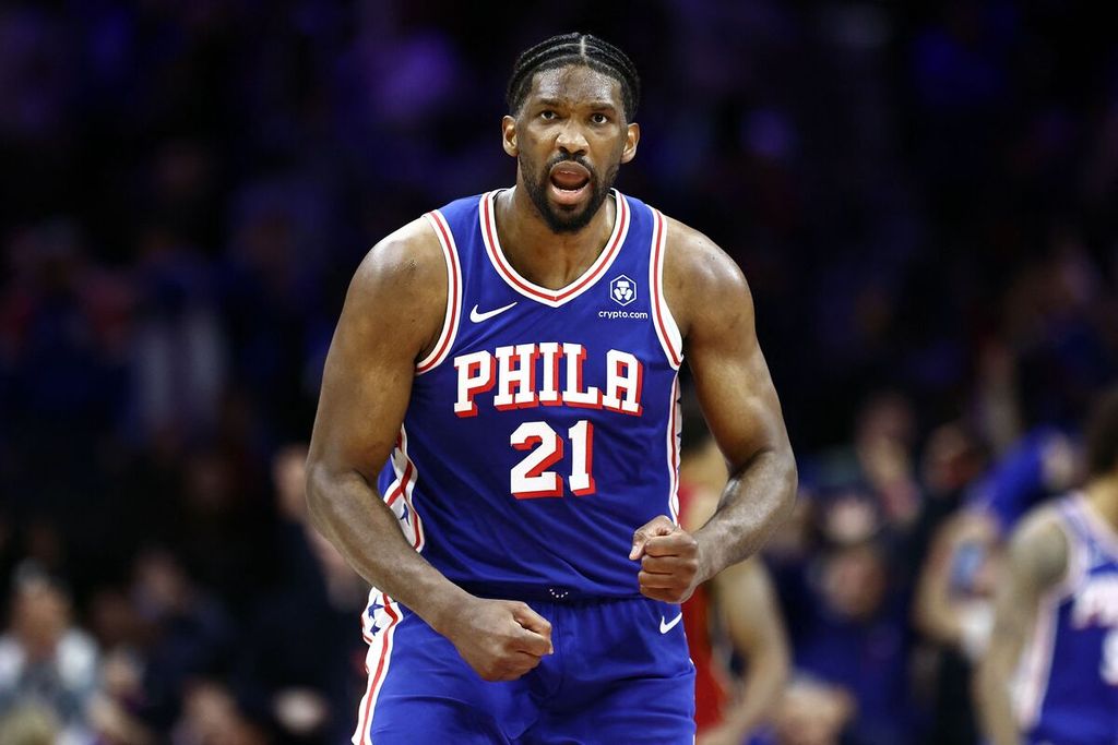 Philadelphia 76ers player Joel Embiid plays against the Miami Heat in the NBA play-in match at the Wells Fargo Center, Philadelphia, Thursday (18/4/2024) morning WIB. The Sixers qualified for the NBA playoffs after winning 105-104.