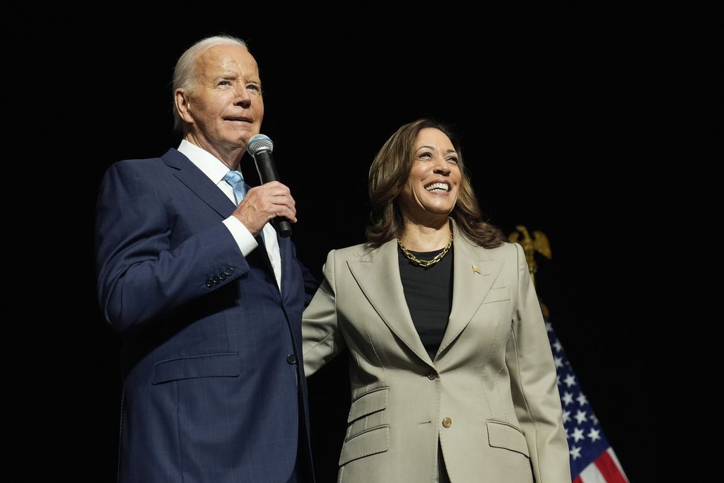 Presiden AS Joe Biden (kiri) dan Wakil Presiden AS Kamala Harris di Prince Georges Community College di Largo, Maryland, Kamis (15/8/2024).