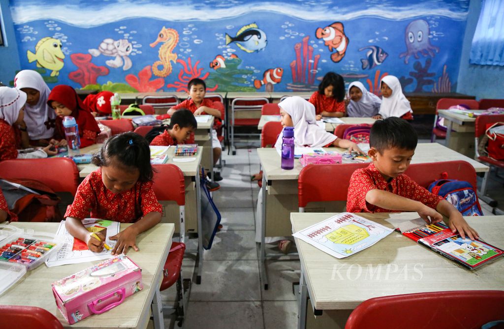 Siswa kelas I di SD Negeri Larangan Selatan 02, Larangan, Kota Tangerang, Banten, belajar mewarnai, Kamis (13/2/2020). Tahun 2020, alokasi dana bantuan operasional sekolah (BOS) dalam APBN sebesar Rp 54,32 triliun untuk 45,4 juta siswa. 