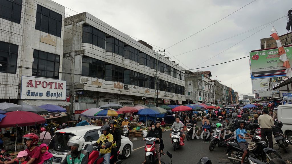 Aktivitas warga berbelanja kebutuhan sehari-hari di Pasar Smep, Kota Bandar Lampung, Lampung, Sabtu (15/10/2022). Berdasarkan Survei Pemantauan Harga pada minggu kedua Oktober 2022, Bank Indonesia (BI) memperkirakan, tingkat inflasi sampai pekan kedua Oktober 2022 sebesar 0,05 persen secara tahunan. 