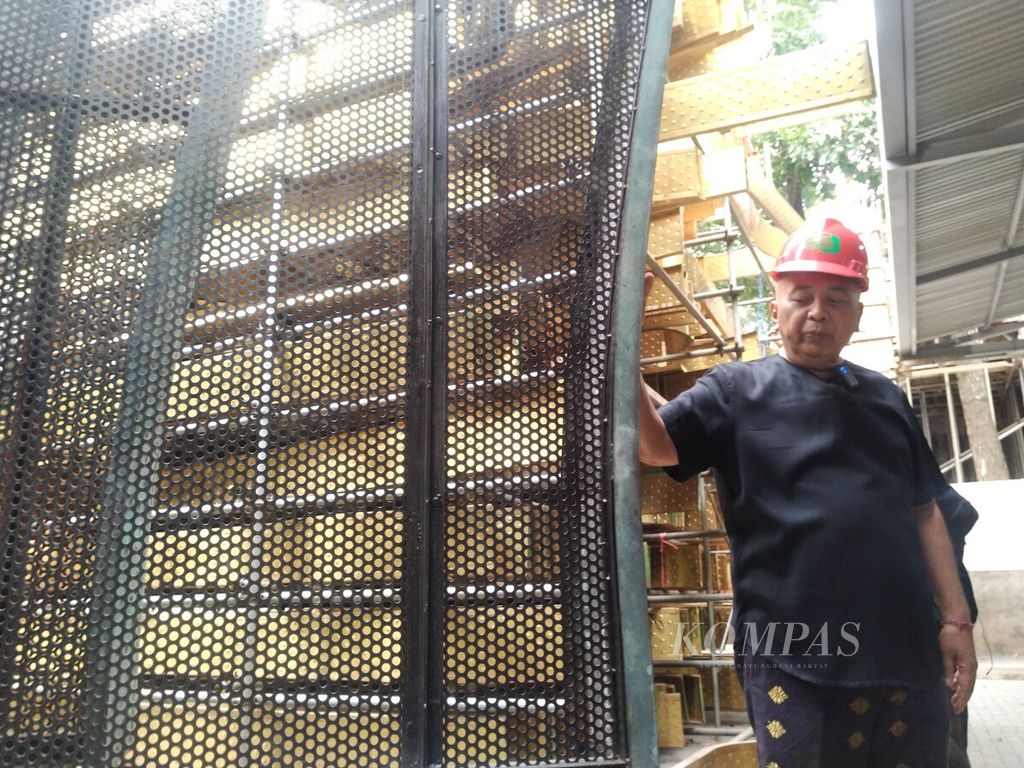 Seniman kelahiran Tabanan, Bali, Nyoman Nuarta, memperlihatkan bilah logam yang akan menjadi bagian dari selubung garuda di istana presiden yang baru di IKN, Rabu (30/8/2023). Bahan-bahan logam itu disebut ramah lingkungan dan minim perawatan.