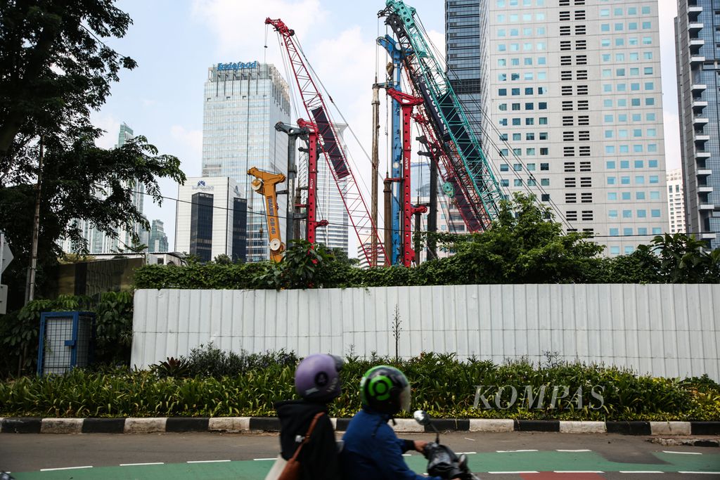 Heavy equipment at a property project in Karet Tengsin, Tanah Abang, Central Jakarta, stopped due to the Eid al-Fitr holiday, on Monday (24/4/2023). Several property and infrastructure projects in Jakarta and surrounding areas are still not operational as workers have left for their hometowns.