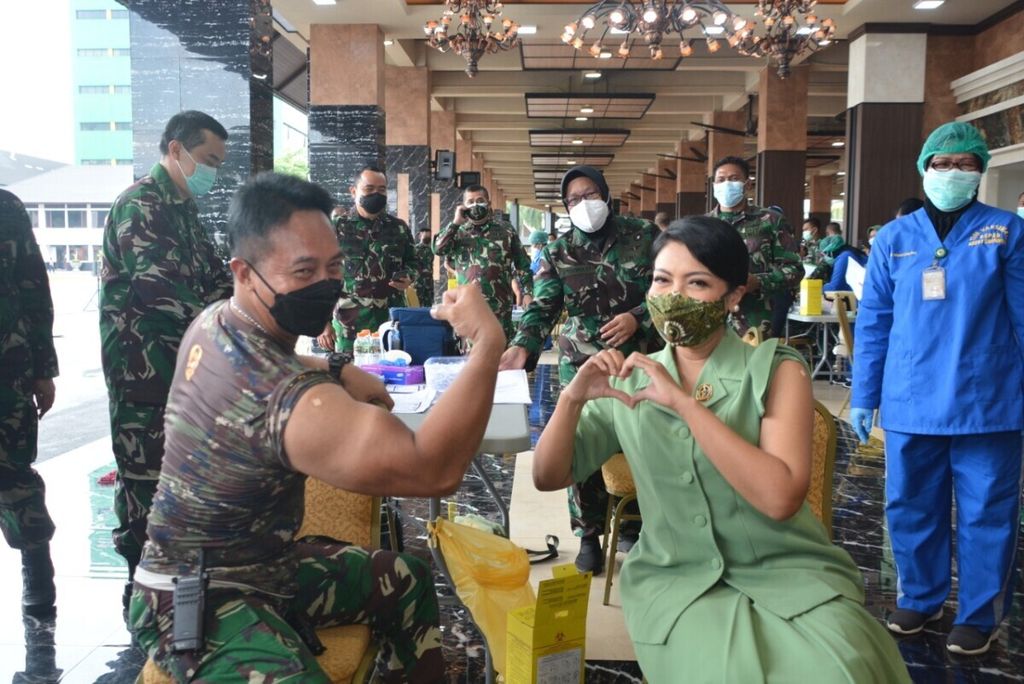 KSAD Jenderal Andika Perkasa dan Ketua Umum Persit Kartika Chandra Kirana Hetty Andika Perkasa seusai menyaksikan vaksinasi di Mabes TNI AD, Rabu (3/3/2021).