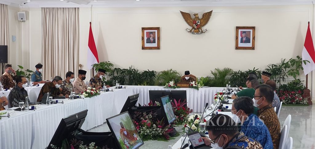 Wakil Presiden Ma'ruf Amin memimpin rapat pleno ketiga Komite Nasional Ekonomi dan Keuangan Syariah (KNEKS) di Istana Wapres, Jakarta, Selasa (20/12/2022). Rapat ini untuk mengevaluasi capaian KNEKS.