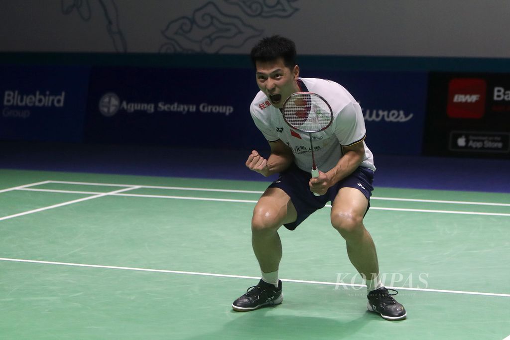 Selebrasi pebulu tangkis tunggal putra China, Zhao Jun Peng, setelah mengalahkan Jonatan Christie (Indonesia) pada babak 16 besar East Ventures Indonesia Terbuka 2022 di Istora Gelora Bung Karno, Jakarta, Kamis (16/6/2022). Zhao menang dalam pertandingan tiga gim 21-12, 18-21, dan 21-14. 