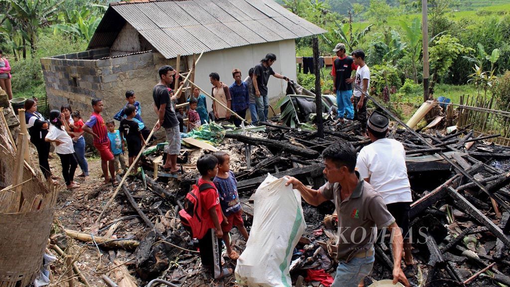 Warga  membereskan sisa-sisa kebakaran yang menghanguskan sebuah  rumah di Kampung Bojongresmi,  Kecamatan Pasirjambu, Kabupaten Bandung, Jawa Barat, Selasa (25/4). Kebakaran yang terjadi  pukul 02.00 itu menyebabkan tiga orang tewas.