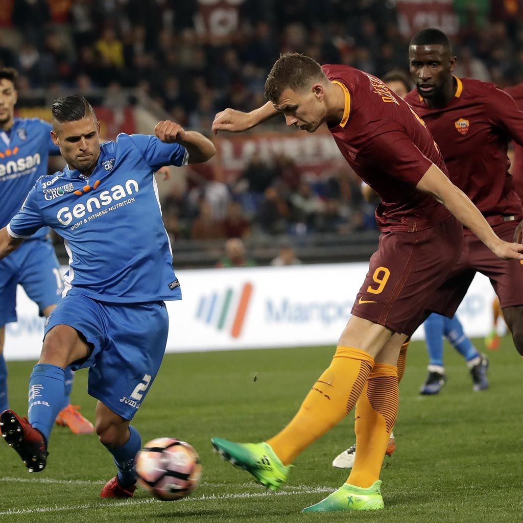  Aksi Pemain AS Roma, Edin Dzeko, menendang bola pada laga Liga Italia, Minggu (2/4). AS Roma menang dengan skor 2-0.