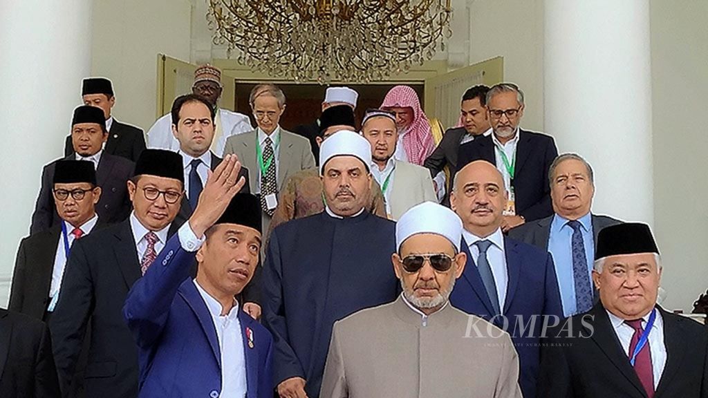 Presiden mendampingi Imam Besar Al-Azhar, Mesir, Ahmad Muhammad Ath-Thayeb seusai KTT Ulama di Istana Bogor, Bogor, Jawa Barat.