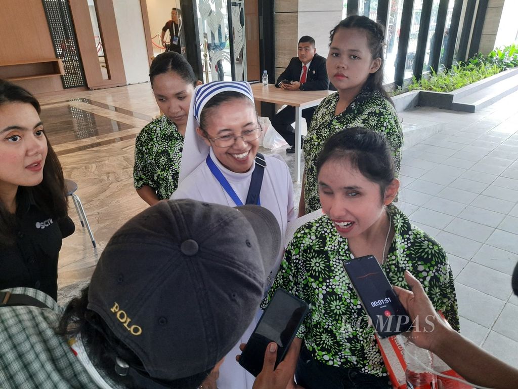 Seorang peserta yang ikut pertemuan dengan Paus Fransiskus di Gedung Konferensi Waligereja Indonesia, Jakarta, Kamis (5/9/2024), sedang diwawancarai.