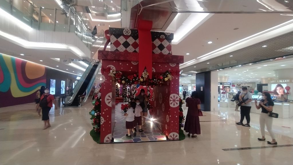 Sejumlah pengunjung tengah mengambil gambar di wahana bertajuk Natal di Mall Emporium Pluit, Jakarta Utara, Rabu (7/12/2022).