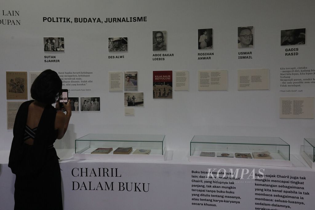 Pengunjung menyaksikan pameran arsip penyair Chairil Anwar berjudul "Aku Berkisar Antara Mereka" di Galeri Salihara, Jakarta, Jumat (28/10/2022). 