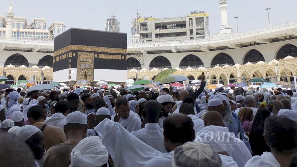 Jemaah haji memadati pelataran Kabah di Masjidil Haram, Mekkah, untuk melakukan tawaf, Sabtu (3/8/2019). Sebanyak 1,5 juta jemaah haji kini telah tiba di Arab Saudi untuk menunaikan ibadah haji yang puncaknya dilaksanakan pada Sabtu (10/8/2019), 