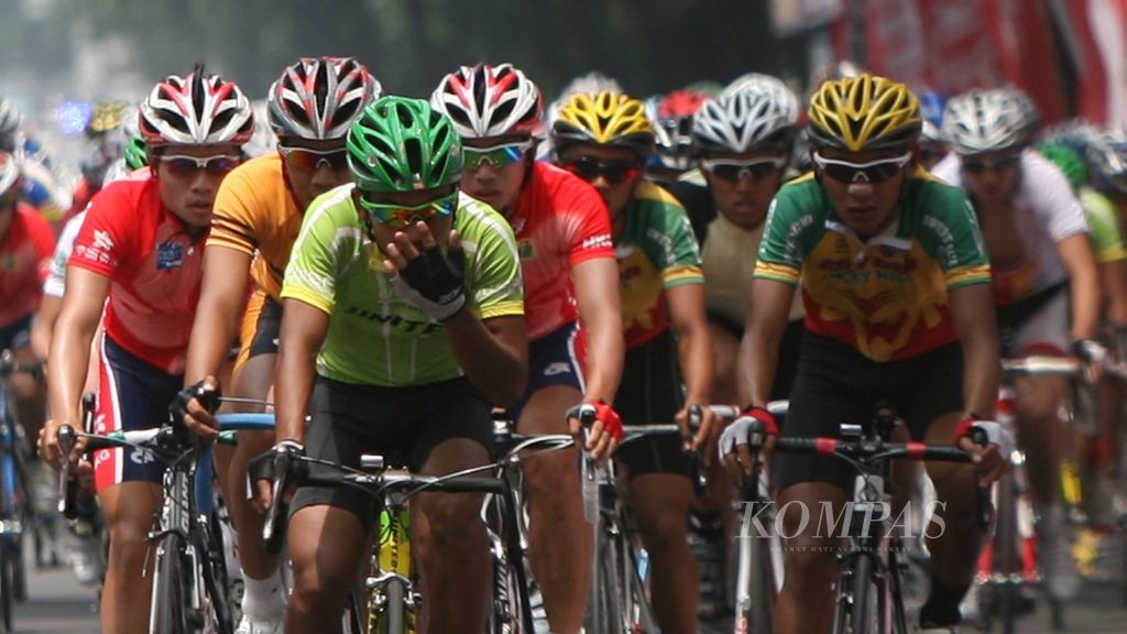 Para pebalap melintas di Jalan Jenderal Sudirman, Jakarta, dalam etape I Speedy Tour dIndonesia 2011, Minggu (2/10/2011).