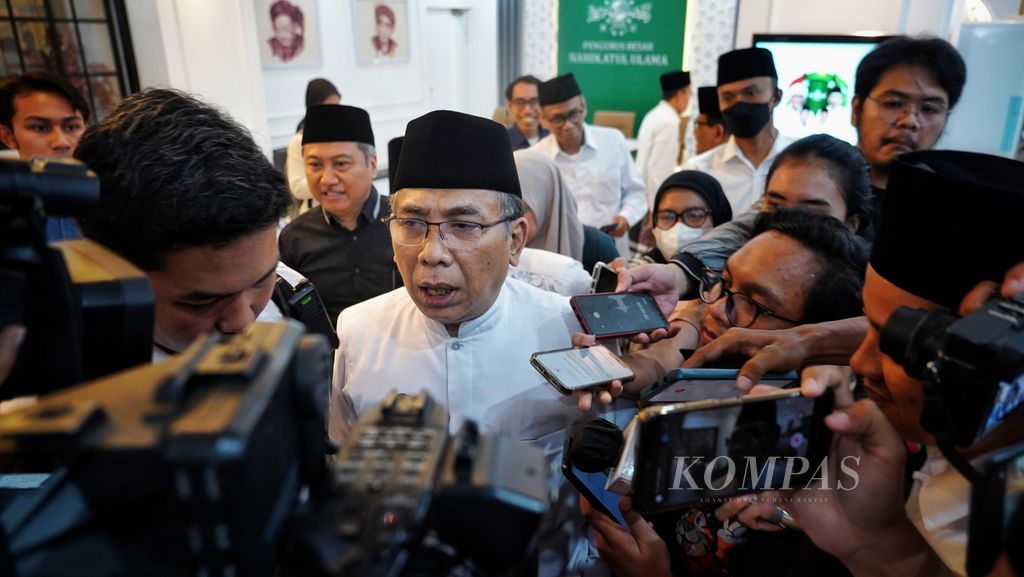 Wartawan mendengarkan keterangan Ketua Umum Pengurus Besar Nahdlatul Ulama (PBNU) KH Yahya Cholil Staquf di Kantor Pusat PBNU, di Jakarta, 15 September 2023. 