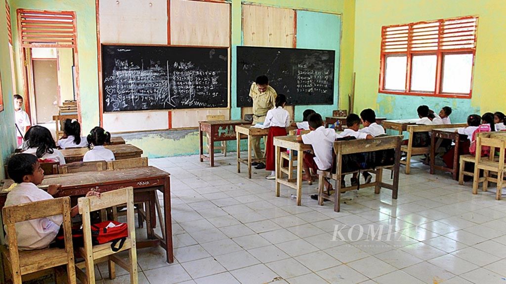 Siswa kelas I, II, dan III Sekolah Dasar Negeri Jayamekar, Kampung Bantaka, Desa Muaracikadu, Kecamatan Sindangbarang, Kabupaten Cianjur, Jawa Barat, belajar dalam satu ruangan, Senin (14/8). Sekolah itu hanya mempunyai dua ruang belajar dan empat guru berstatus honor.