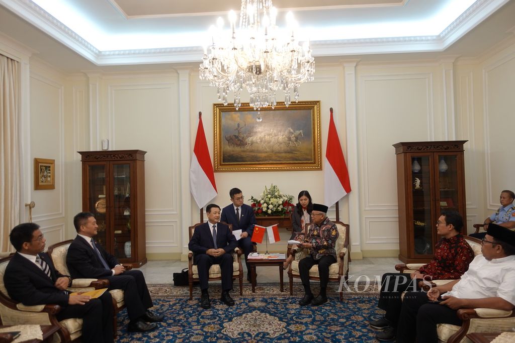 Wakil Presiden Ma’ruf Amin saat menerima kunjungan kehormatan Menteri Keamanan Publik Republik Rakyat China Wang Xiaohong di Istana Wapres, Jalan Medan Merdeka Selatan Nomor 6, Jakarta, Rabu (1/11/2023). 