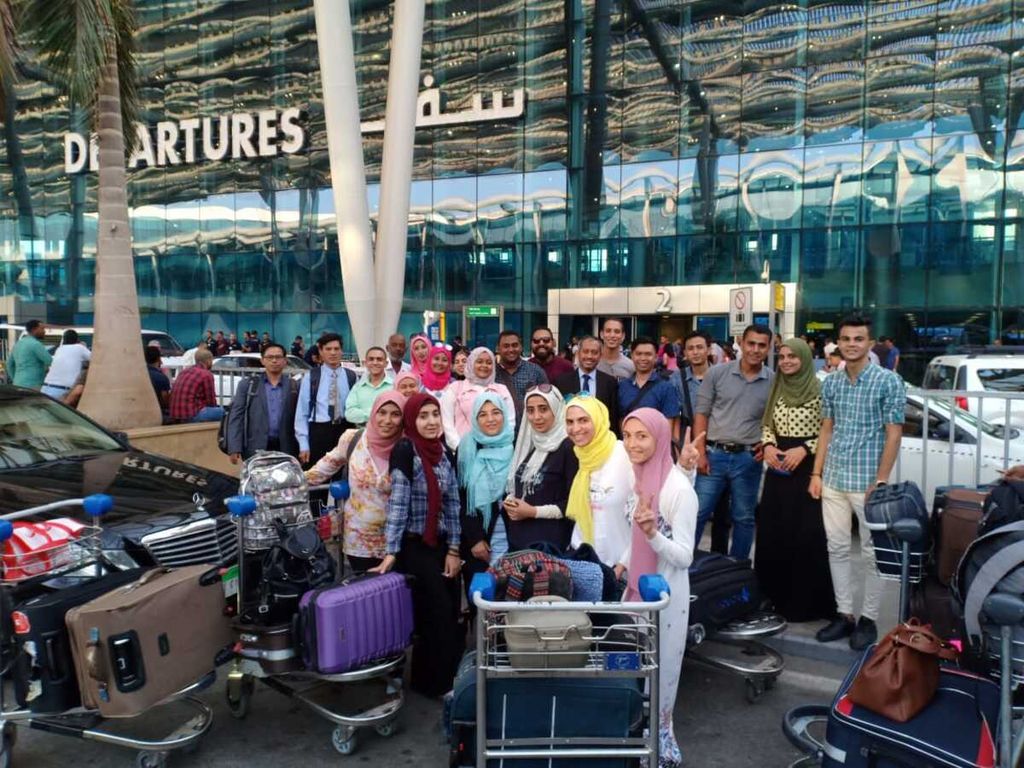 Para pemuda dan pemudi Mesir, Senin (17/9/2018), berpose di Bandara Kairo sebelum bertolak ke Indonesia.